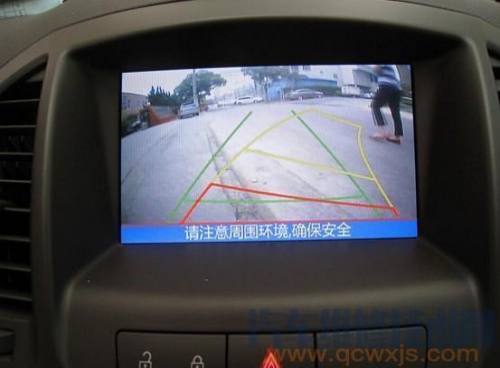 倒车影像：倒车影像怎么看（图解） 倒车影像轨迹线三条线怎么看图解